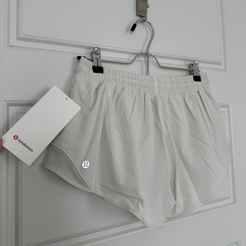 NWT* Lululemon Bone Hotty Hot Low-Rise Lined Short 2.5" - Picture 11 of 12